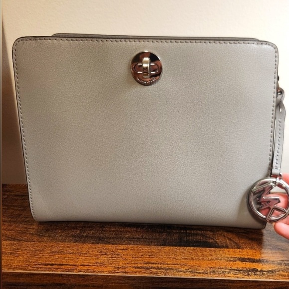 Michael Kors gray turn lock crossbody bag like new pebbles leather - Picture 10 of 14